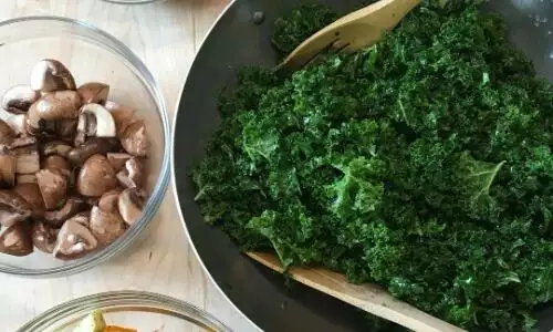 ModernMom’s Crunchy Baked Kale Chips