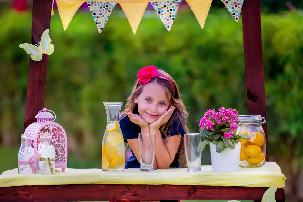 Teaching Kids About Earning Money: 1 Important Lesson from a Lemonade Stand Adventure